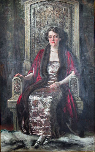Maryhill_Museum_-_Richard_Hall_-_Alma_de_Bretteville_Spreckels_in_Queen_Marie_of_Roumania's_audience_chair_(1924)_01